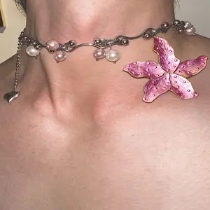 1PC Romantic Vintage Pink Lily Flower Choker Necklace, Titanium Steel with Pink & White Pearl Beads & Heart Charm, Hypoallergenic Floral Jewelry for Women, Perfect for Date Night, Wedding, Bridal, Party & Everyday Wear, Ideal Gift for Her Birthday y2k