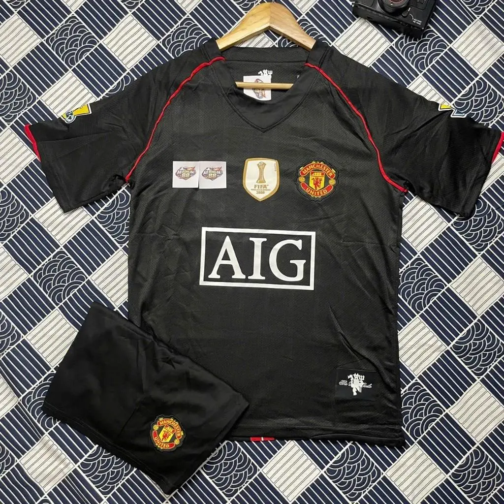 Manchester United Retro 2008 Football Kit