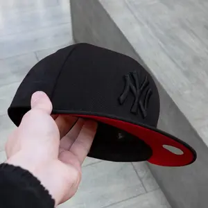 New Era NY Yankees Black Cap - 59FIFTY Snapback Red Undervisor, All Black Logo, Streetwear Hiphop Unisex