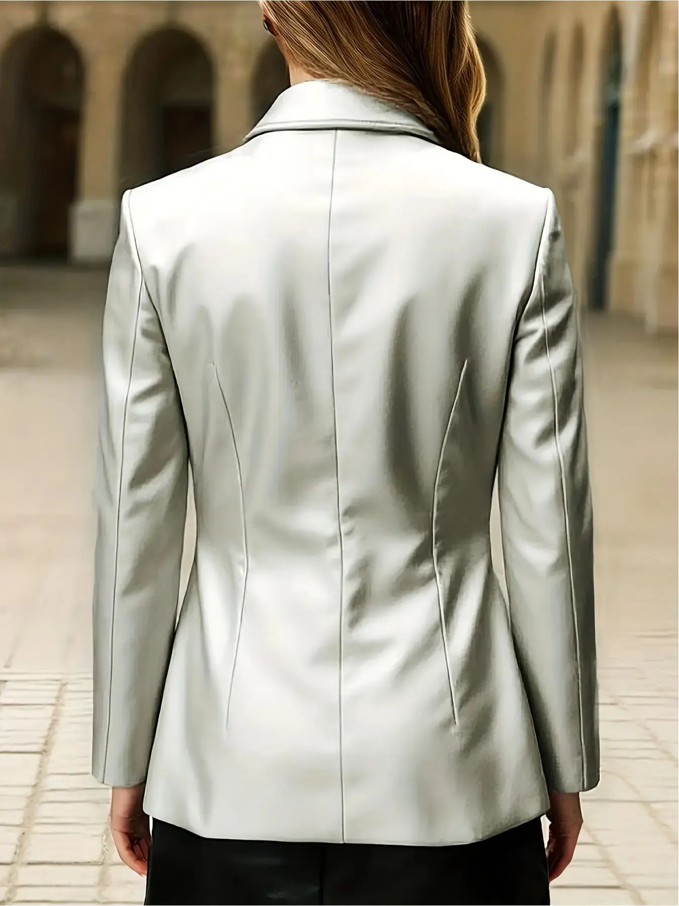 A lady's fashionable Chic Elegant classic office wear light luxury silver-gray waist-concealed slimming tailored suit jacket, suitable for commuting to work, shopping, and outdoor activities for both indoor and outdoor wear