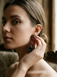 1 pair of retro elegant red and green gemstone water drop earrings, suitable for daily commuting, vacation and dating, and also a surprising and exquisite small gift.