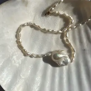 Chunky pearl necklace