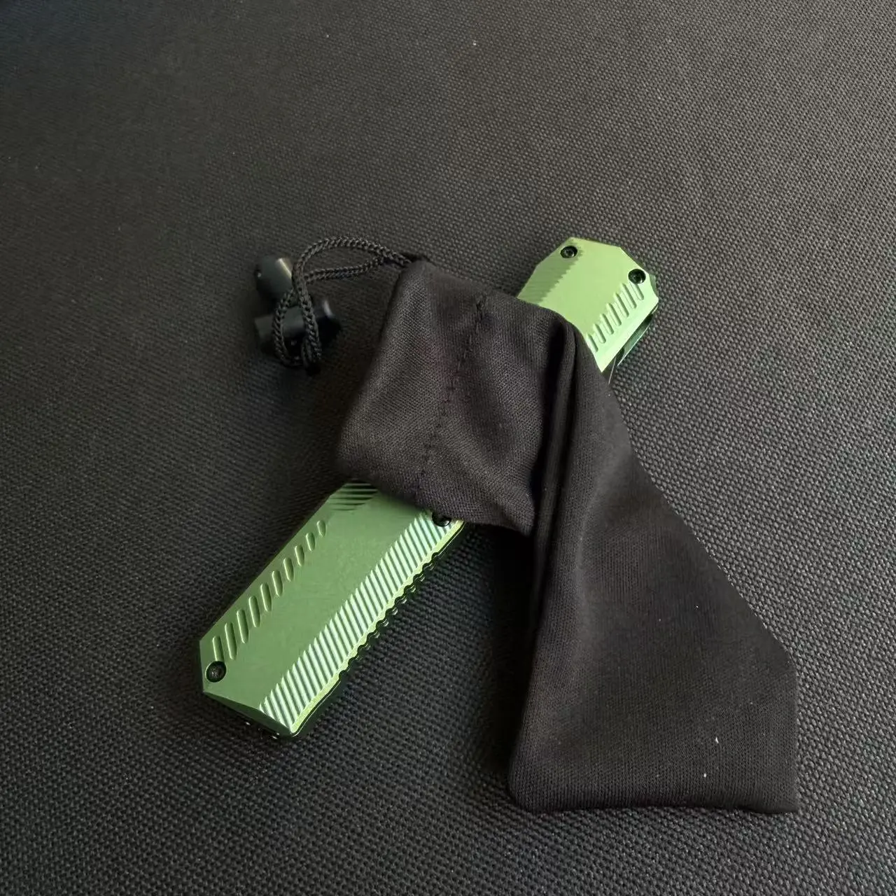 Outdoor folding knife, aluminum alloy handle, high hardness corrosion-resistant steel, DC tool for driving, camping, fishing, the best gift.