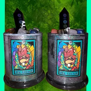 The SE7EN CHAKRA CANDLE Aromatherapy Soy Wax Candle with Bergamot Lavender Sandalwood Scented Obsidian Chakra Tower and Dozen of Chakra Tumbles