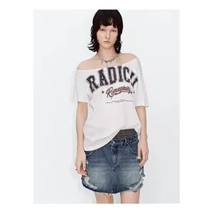 URBAN REVIVO 2026 Summer Women's Off-Shoulder Short-Sleeve Streetwear T-Shirt, Vintage American Style Letter Print, Thin Polyester-Cotton Blend Fabric, Casual Slim Fit Women's Clothes UYV460071