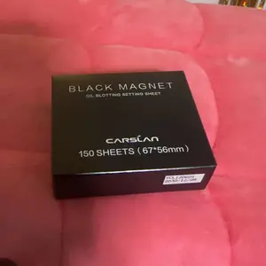 Product Review of CARSLAN Black Magnet Oil Blotting Setting Sheet With Powder More Control Oil Keep Fresh 2 IN 1 Blotting Sheet with Mirror Puff & Recyclable Case 450 Sheets 1 Box 2 Refills from j**🌹