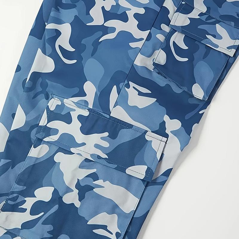 Camouflage men's work pants, regular fit, featuring reinforced stitching and functional cargo pockets, suitable for outdoor adventures and street fashion.