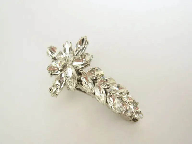 Small flower and leaf shaped crystal alligator hair clip for fine thin hair