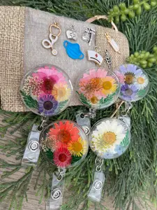 Resin Floral Badge Reel for Nurses, Dry Pressed Daisy Floral Badge Reel