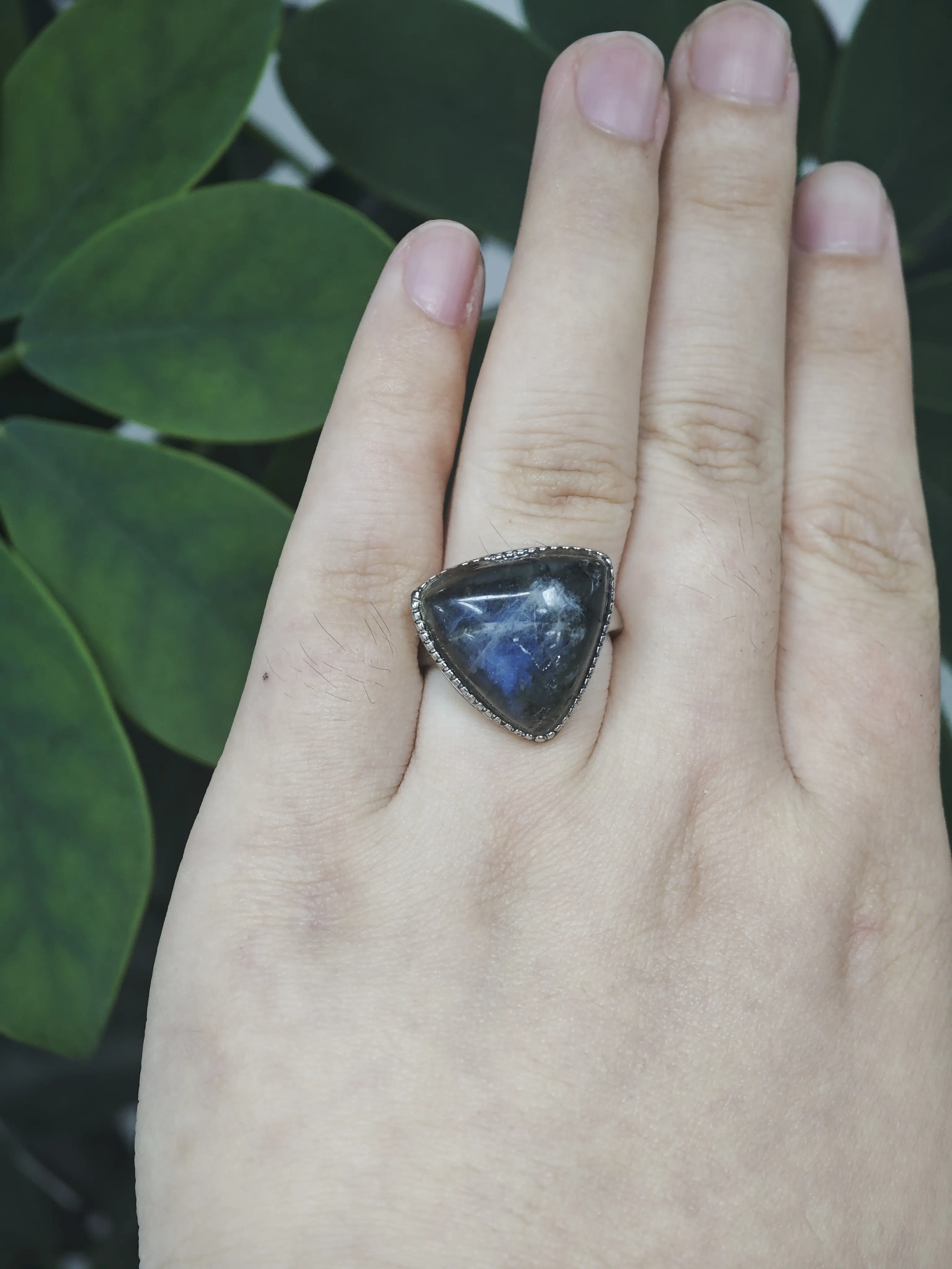 Casha(19987)gc.Vintage silver ring set with triangular labradorite, showing beautiful blue flash.