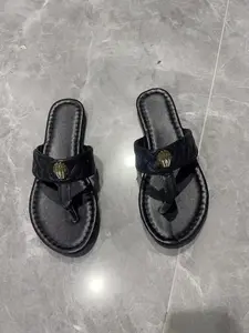 Women's summer colorful fashion toe-separated flat sandals, multi-color design, thin sole, bright surface, outdoor slippers, lightweight and comfortable soft sole, breathable beach shoes.