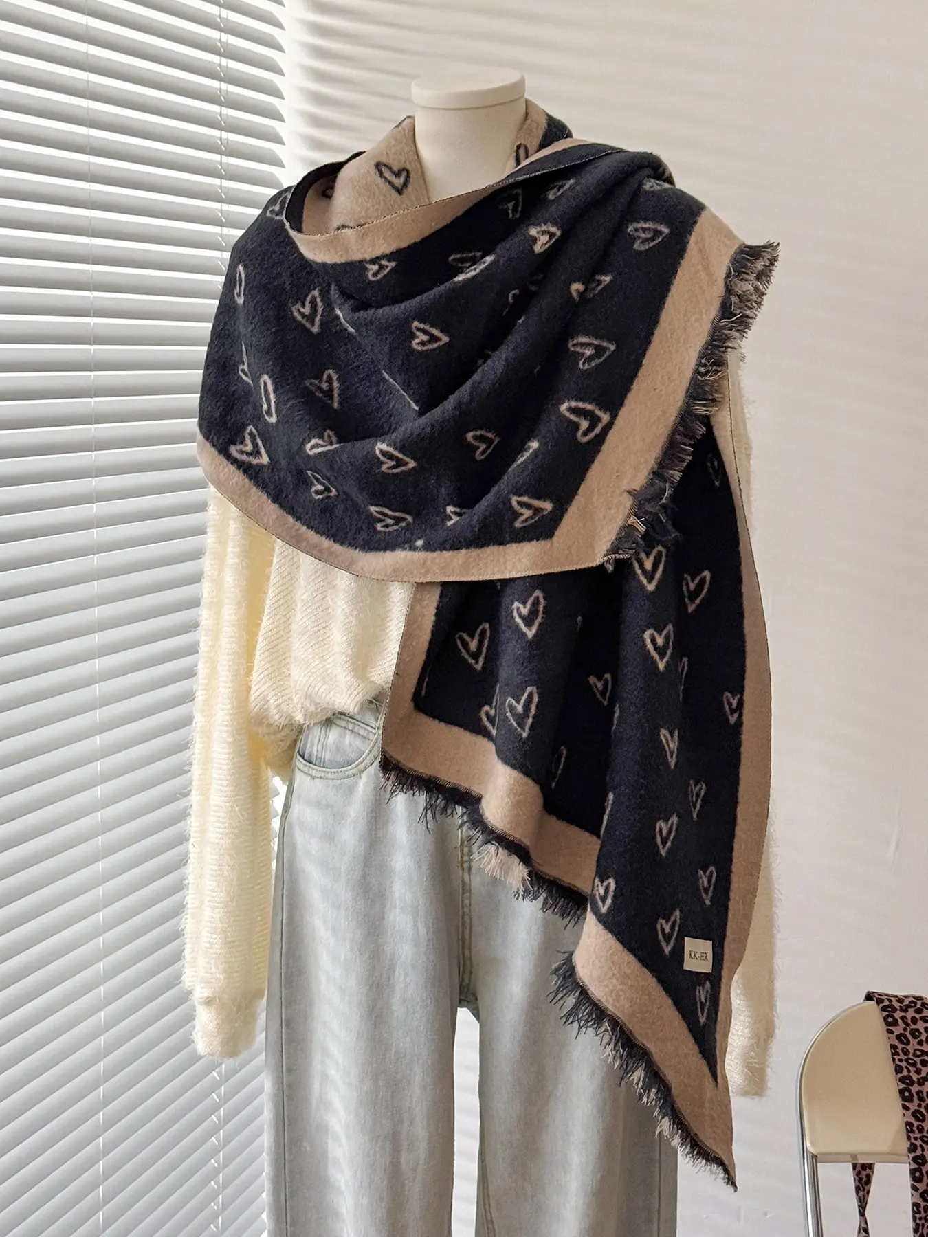 Women's Elegant Heart Pattern Scarf, Soft Woven Fabric, Fitted Design, Perfect for Fall & Winter, Stylish Warm Accessory