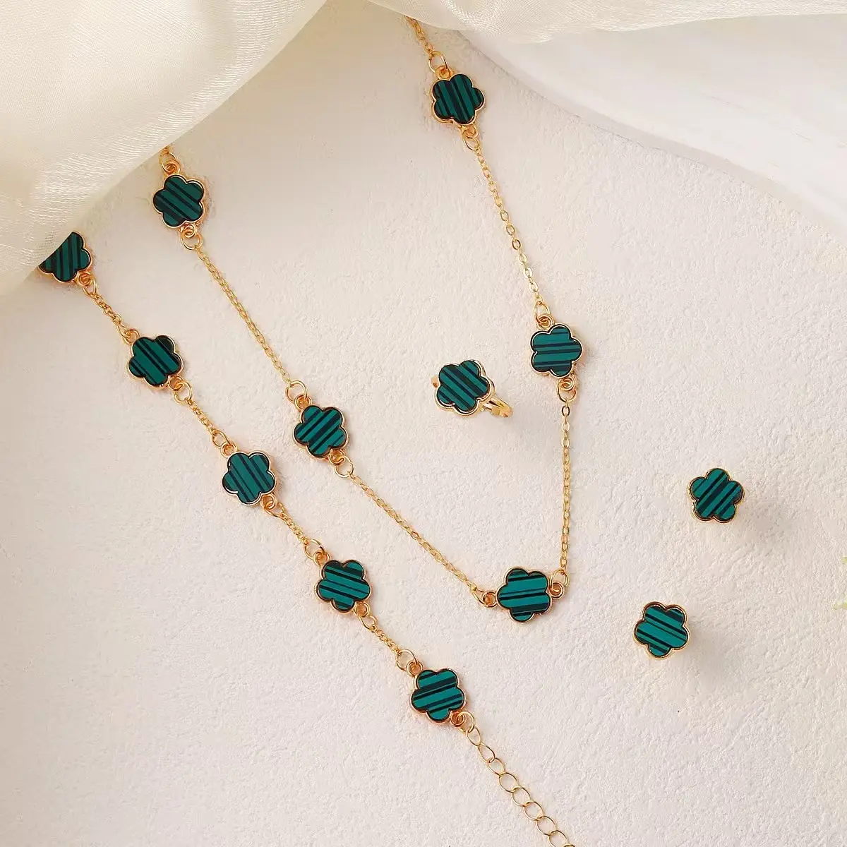 Gold plate green five flower necklace su