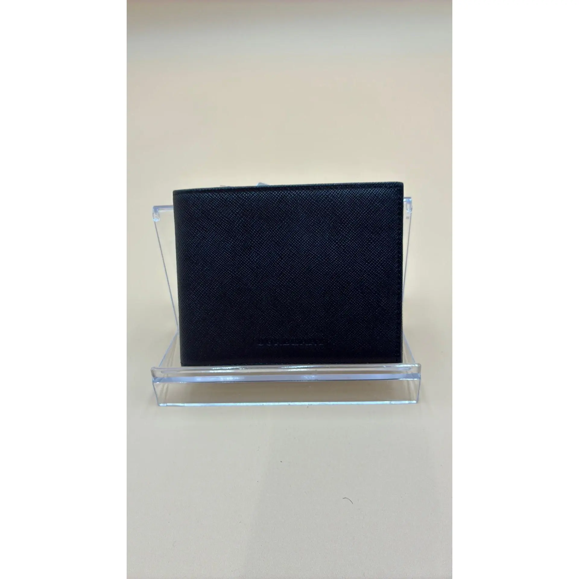 Pre-owned Leather Luxury Bags & Accessories Burberry Grainy Bi Fold Wallet, Black Date Code: NODC06032606. Entrupy ID: TDBYXRK.