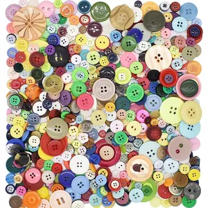 650 count Colourful  Buttons for DIY Sewing DIY Decoration Scrapbook Crafts 's Manual Button Painting School Project Assorted Sizes (Mixed Colors)