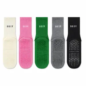 5 Pairs Non Slip Grip Socks for Women Stay Secure All Day – Full Sole Silicone Traction Crew Socks, Soft Breathable Cotton Comfort Fit, Perfect for Yoga Pilates Barre Workout Dance Home Wear, Cute Color Set Everyday Essentials thin calcetines cómodos