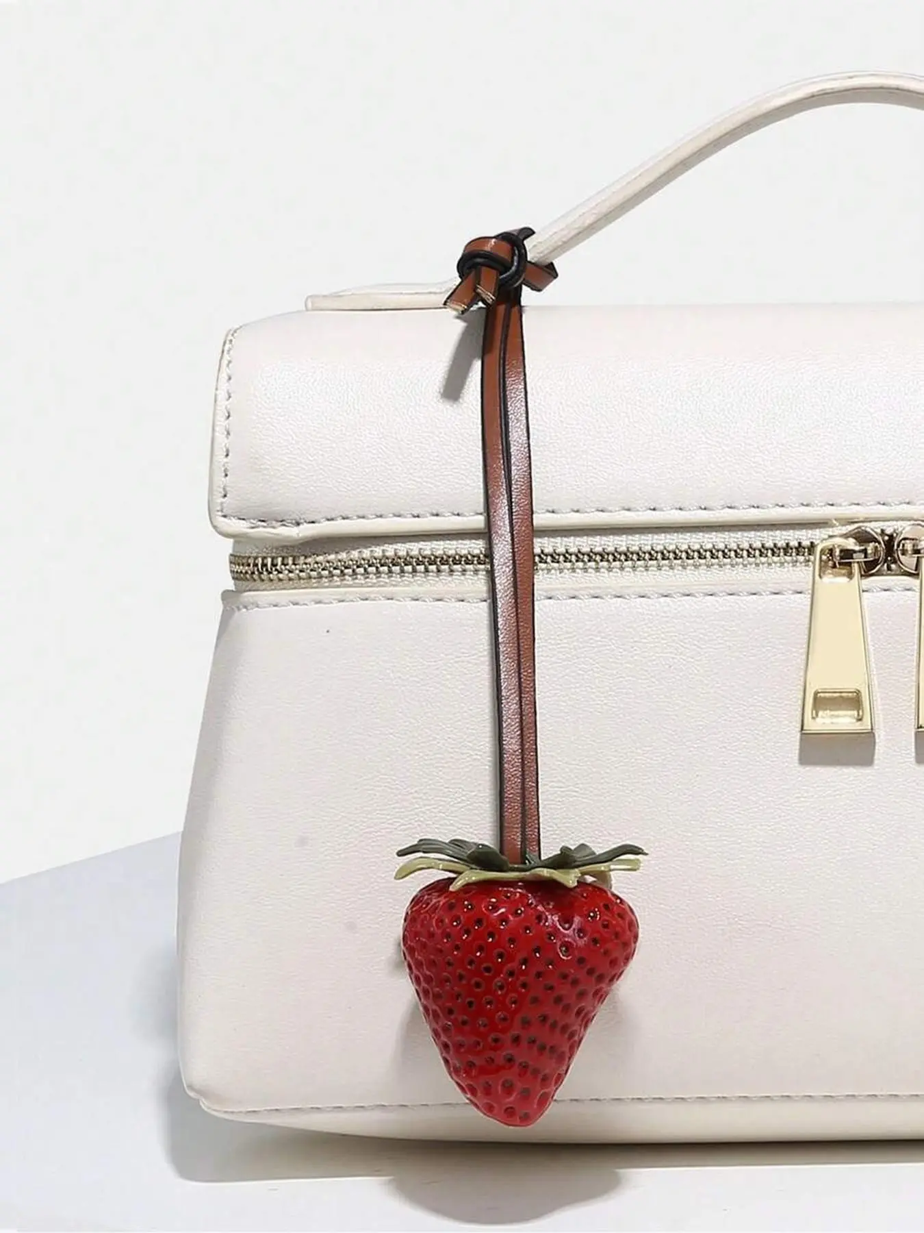 Flash powder strawberry shape key chain pendant, metal buckle stereo fruit pendant, strawberry pendant key chain, bag accessories, Purse accessories, small gift decoration, small exquisite Keychain For Bags