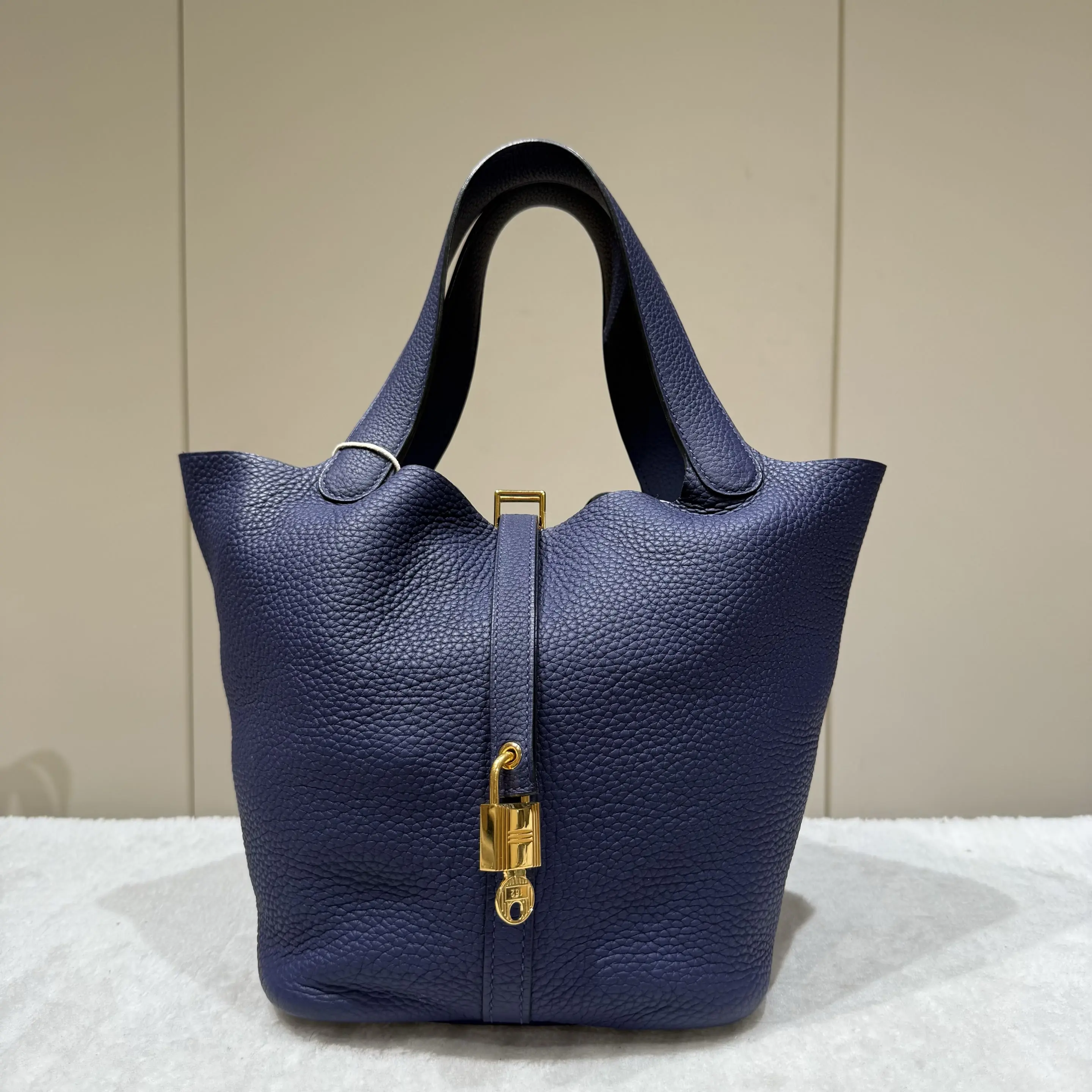 Pre-owned HERMÈS leather Tote Bags Picotin Lock 22 (MM) Blue Nuit/Anemone Togo Gold Hardware (GHW) D Stamp 2019 88513076