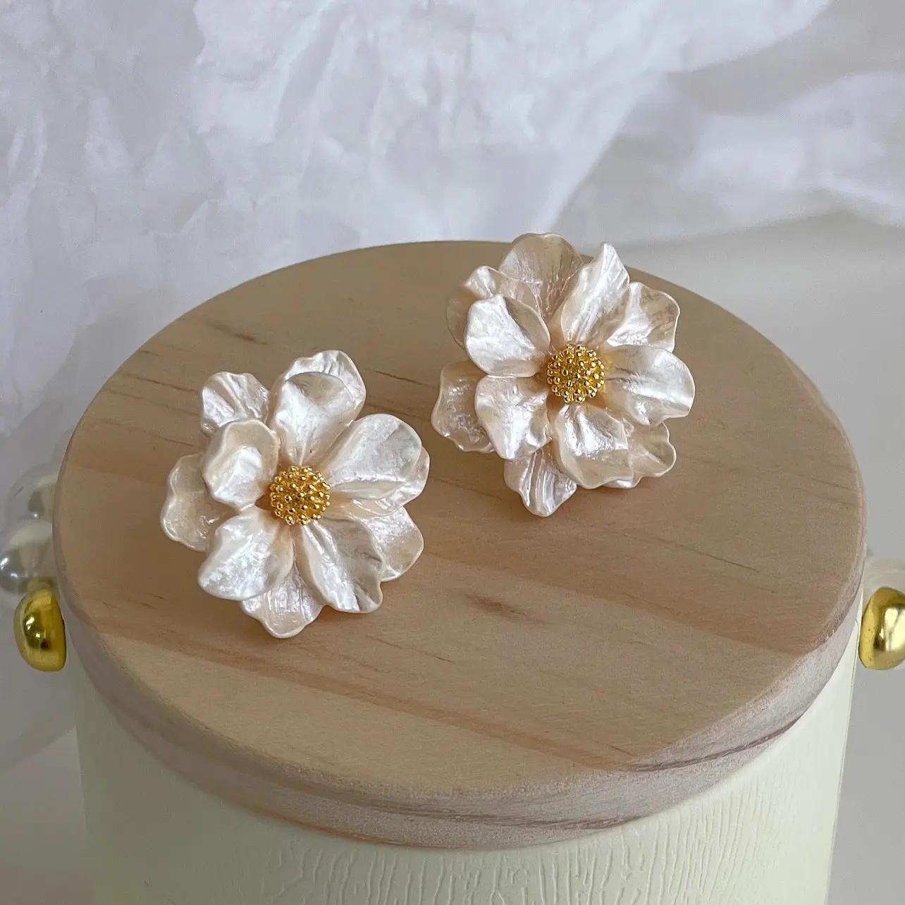 French-style soft pearl flower stud earrings with a subtle luxury feel—elegant, versatile everyday ear accessories