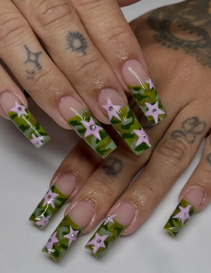 Y2K Baddie Camo Press On Nails Extra Long Square Green Camouflage Fake Nails with Cute Pink Stars Rhinestones Full Cover False Nails Trendy Edgy Army Style Reusable Acrylic Manicure Kit for Women Daily Festival Wear Salon Quality