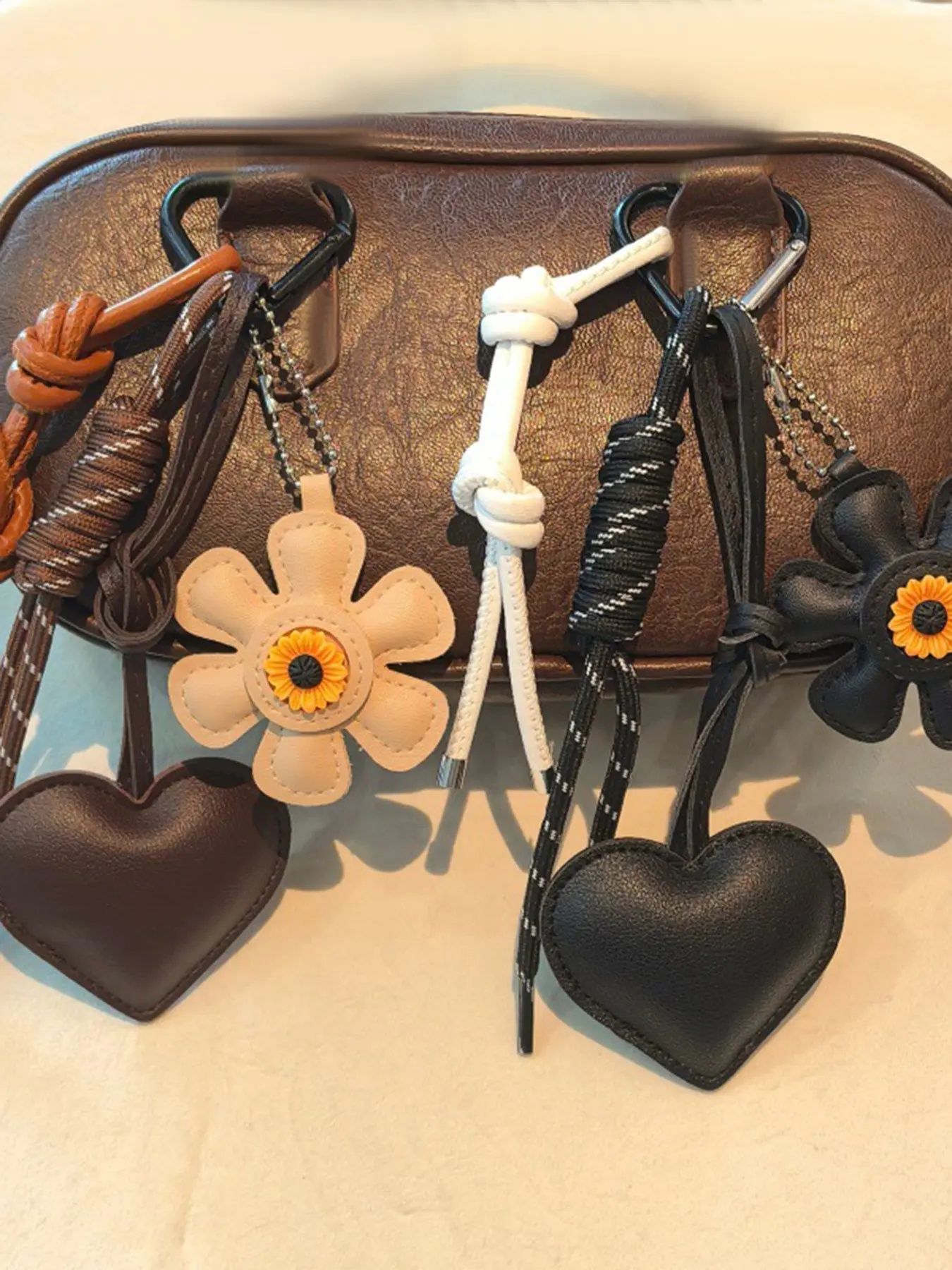 Flower shaped bag pendant, Bag decoration, multifunctional woven tassel keychain, decorated with heart-shaped elements, can decorate tote bags, backpacks, can be given to friends, or used as a keychain, Backpack Charm, Charms for bags, Bag Accessories