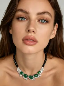 A vintage and elegant necklace set with emerald green, where the emerald main stone and broken diamonds complement each other, making it suitable for daily commuting, vacation and dating. It is also a surprising and exquisite small gift.