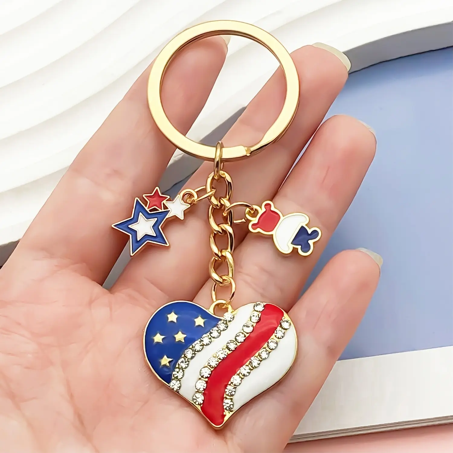 1pc of a Golden 3D Sparkling Charm Featuring The USA Flag, Adorned with Rhinestones. This Fashionable And Stylish Metal Alloy Key Ring Is a Durable Accessory for Your Keys, Bags, Purses, Or Backpacks，party gift