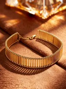 A simple and sleek gold vertical chain choker collar with neatly arranged metal bars, suitable for various scenarios such as daily commuting, light business, and light delivery.