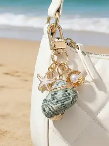 Beach nautical keychain with shell, starfish and faux pearl. Ocean-style pendant as a lovely accessory for bags and wallets. Perfect summer gift for women, teachers and moms, ideal for Mother’s Day, Teacher’s Day, graduation, Easter and back-to-school.