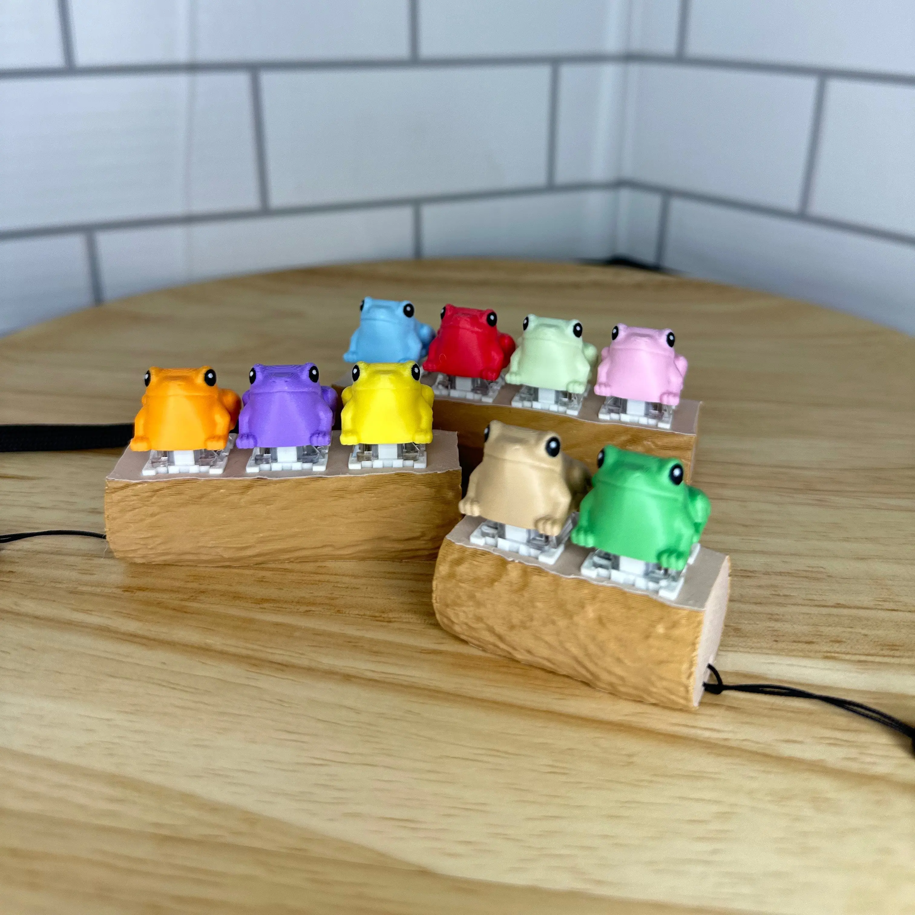 Multi-Size Customizable Frog Fidget Toy - Office Accessories with Tactile Switches, Colorful Frogs, Hiko3D Design, Clicky Log Base for Adults’ Silent Stress Relief, Concentration Improvement, Restless Hands Occupation