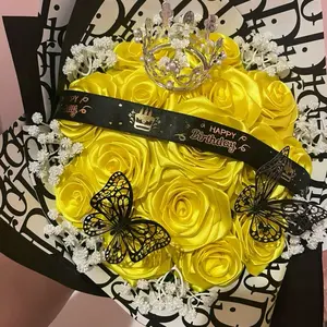 Flores Eternas Amarillas con Corona de Cristal y Mariposas Negras para Feliz Cumpleaños