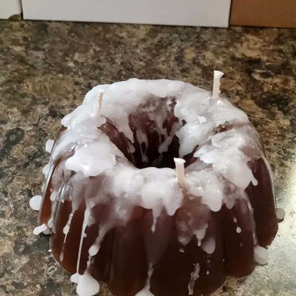 Chocolate Bundt Cake Candle with Cinnamon Swirl Scent 3 Wick Mini Design for Cozy Atmosphere and Warm Home Aroma