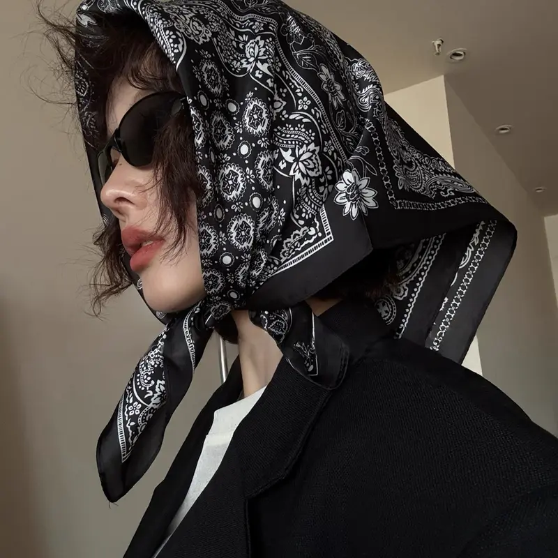 1 Pc Ladies' Vintage British Palace Style Scarf, Spring Accessory, Geometric Pattern Print Faux Silk Small Square Scarf, Scarf Bandana, Hair Band, Boho Style Headscarf, Ideal for Dressing Up Your Look, Scarf Head Wrap