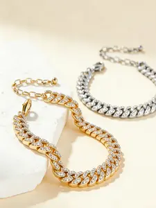 A fashionable and sexy Cuban ankle chain full of diamonds, suitable for daily wear, vacation and dating occasions, and also a surprising and exquisite small gift.