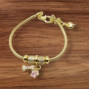 Pulsera de oro laminado con dijes elaborada de material brass (calidad) son ajustables.