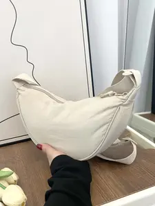 Niche design crescent-shaped shoulder messenger bag, Puffy shoulder bag, lightweight daily commuting shoulder bag, adjustable shoulder strap adapts to a variety of carrying methods, versatile and available in multiple colors