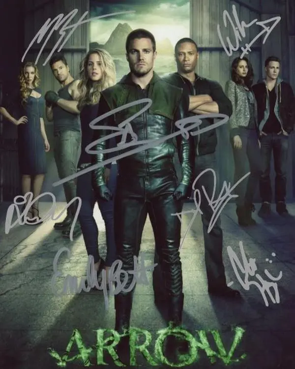 The CW Arrow - Reprinted/Reprint (RP) Signed Autograph Autographed Photo Photograph Print, STEPHEN AMELL, EMILY BETT RICKARDS, KATIE CASSIDY, DAVID RAMSEY, WILLA HOLLAND, COLTON HAYNES, MANU BENNETT (8 x 10-inches)