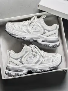 Men's plus size beige silver gray tricolor low cut casual sports shoes, outdoor lace up new dad shoes, fashionable and trendy street commuting in all seasons, versatile skateboard shoes for sending boyfriends away.