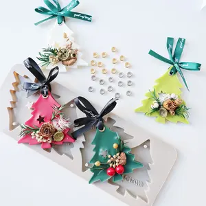 28pcs Christmas tag set, including 4 silicone molds for Christmas wax tags, 12 gold metal buckles, and 12 silver metal buckles. The Christmas wax brand silicone mold can be reused/easily demolded/easy to clean. Soy wax silicone mold,