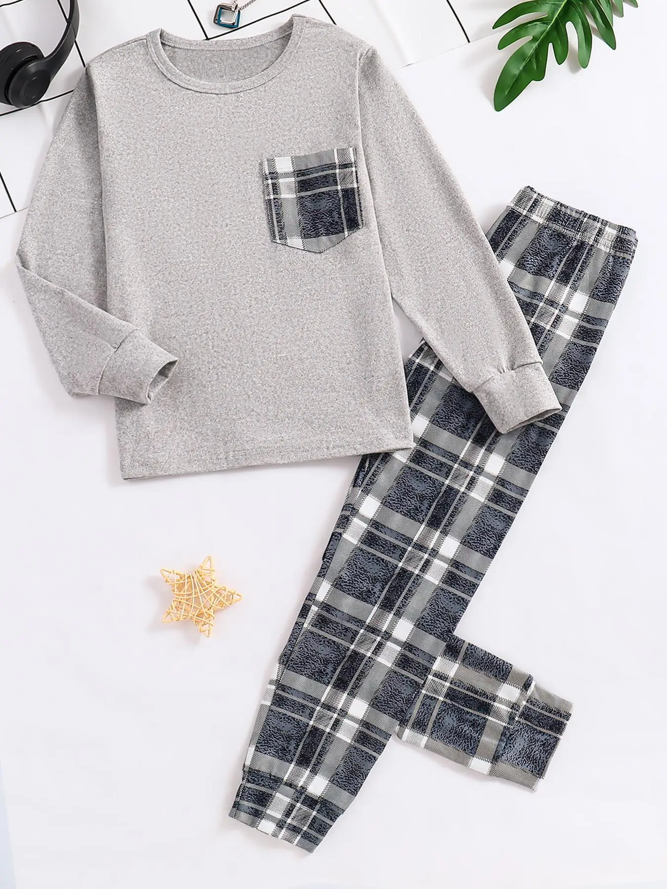 Boy's 2pcs Round Neck Long Sleeve Tee with Pocket Design & Plaid Print Pants Set, Casual Comfy Crew Neck Top & Printed Trousers Two Piece Set for Fall