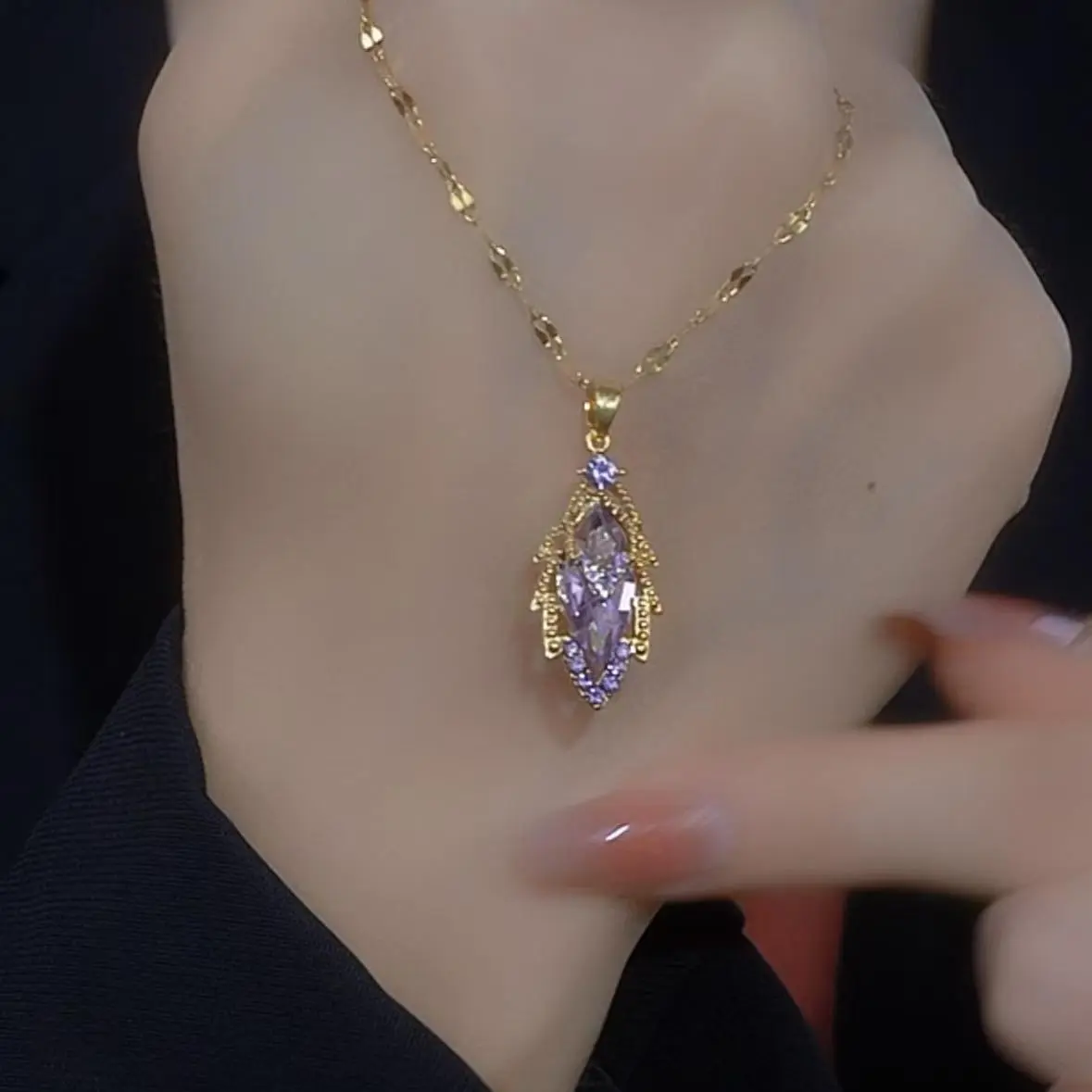 2025 New Zircon Leaf Necklace, Chic Minimalist Collarbone Chain, Elegant Statement Fashion Jewelry for Women DZXL3498