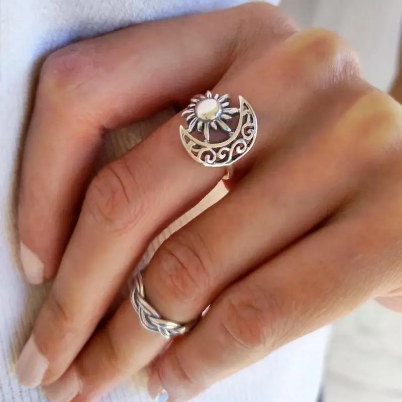 Women's 1pc Vintage Elegant Casual Nature-Inspired Sun and Moon Statement Finger Ring, Ideal for Daily Wear, Female Costume Jewelry Accessory