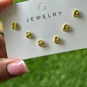 Gigii’s earring topos