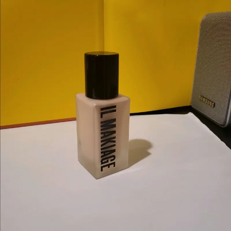 Introducing the IL MAKIAGE Woke Up Like This Flawless Base Foundation - the perfect foundation for a flawless, natural-looking complexion. With 30 ML of product and shade 10, this foundation is ideal for those with light to medium skin tones. Lightweight