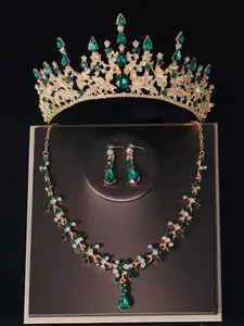 A set of classic and luxurious green diamond crowns, necklaces, and earrings for female brides, bridal accessory, consisting of 4 wedding accessories. The wedding dress and accessories are also suitable for weddings, parties, and gatherings