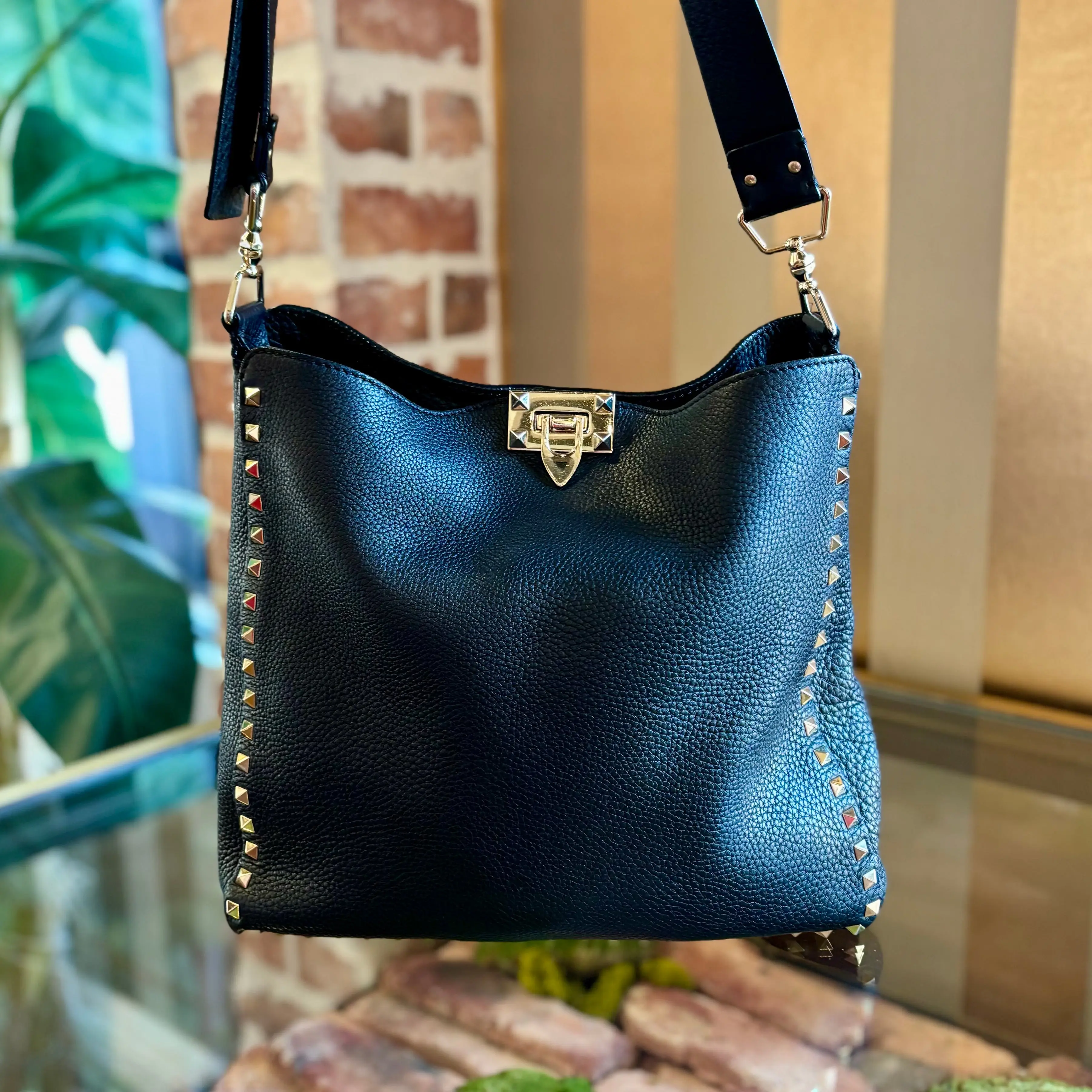 Pre-owned Valentino Leather Messenger bags Pebbled Rockstud Flat Hobo Bag