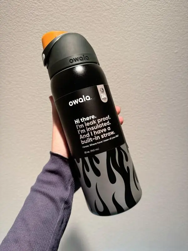 Owala FreeSip 32oz leak-proof and spill-proof, BPA-free, and perfect for fitness, sports, and everyday use. It comes in a black flame design double layer travel cup holder fit outdoorfun daily drinkware flask，owala freesip stainless steel water fathersday