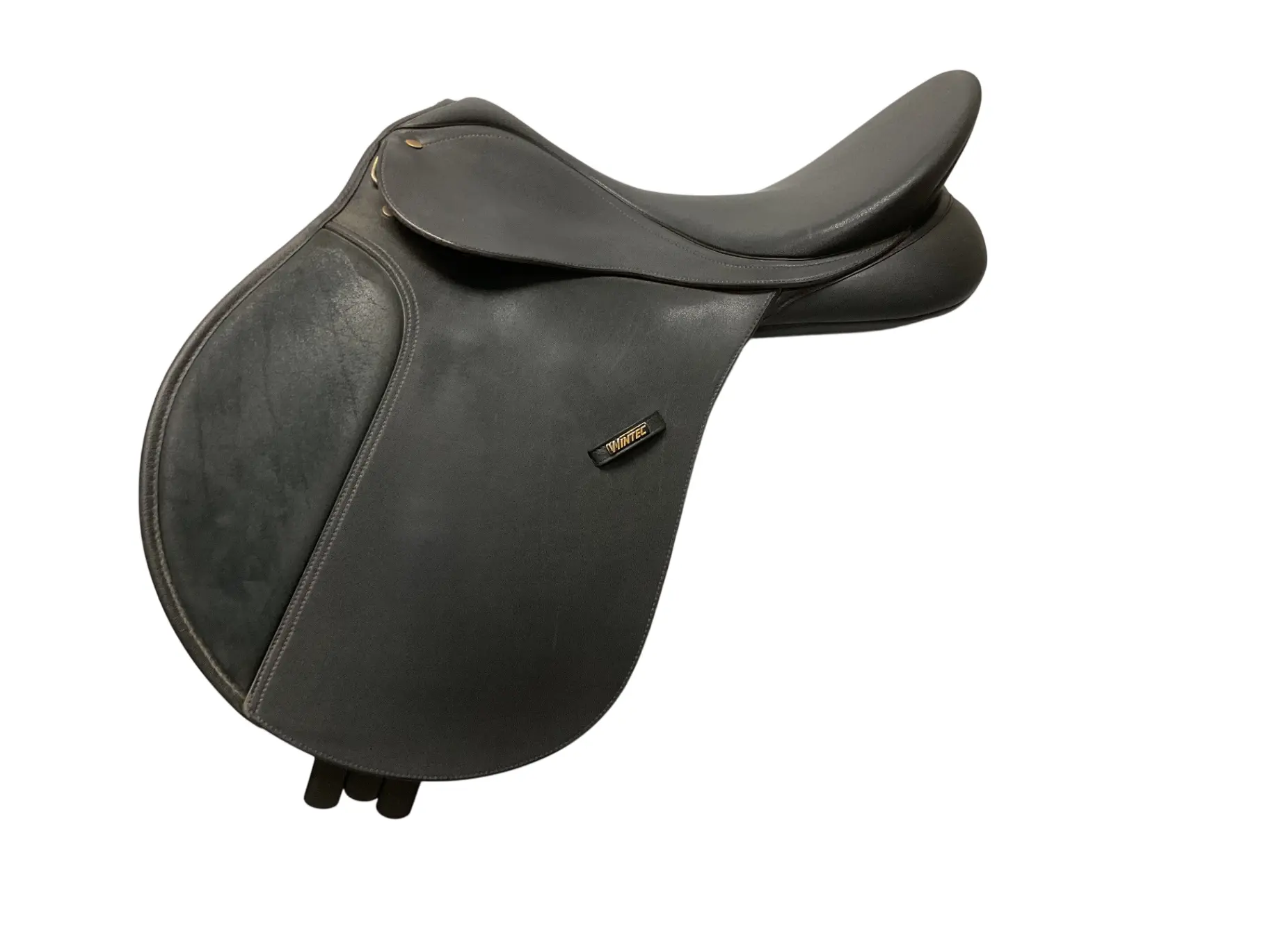 Wintec 500 General Purpose Equestrian Tack Saddle, 17.5 in Black, 2-1/2" Rear Gussets, Billet Guards, Biothane Synthetic Leather Billets, Full Front Shoulder Gussets, Hook & Loop Front Area, Standard Width Withers, Saddle Cover Included