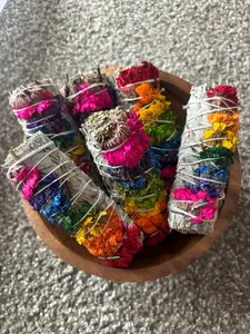 Organic white sage bundle with 7 chakra sinuata flowers (Bundle includes 3 4” sage wands)