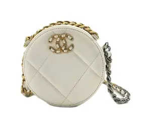 Pre-owned CHANEL White Quilted Oval Bag with Gold Chain Strap and Logo Charm